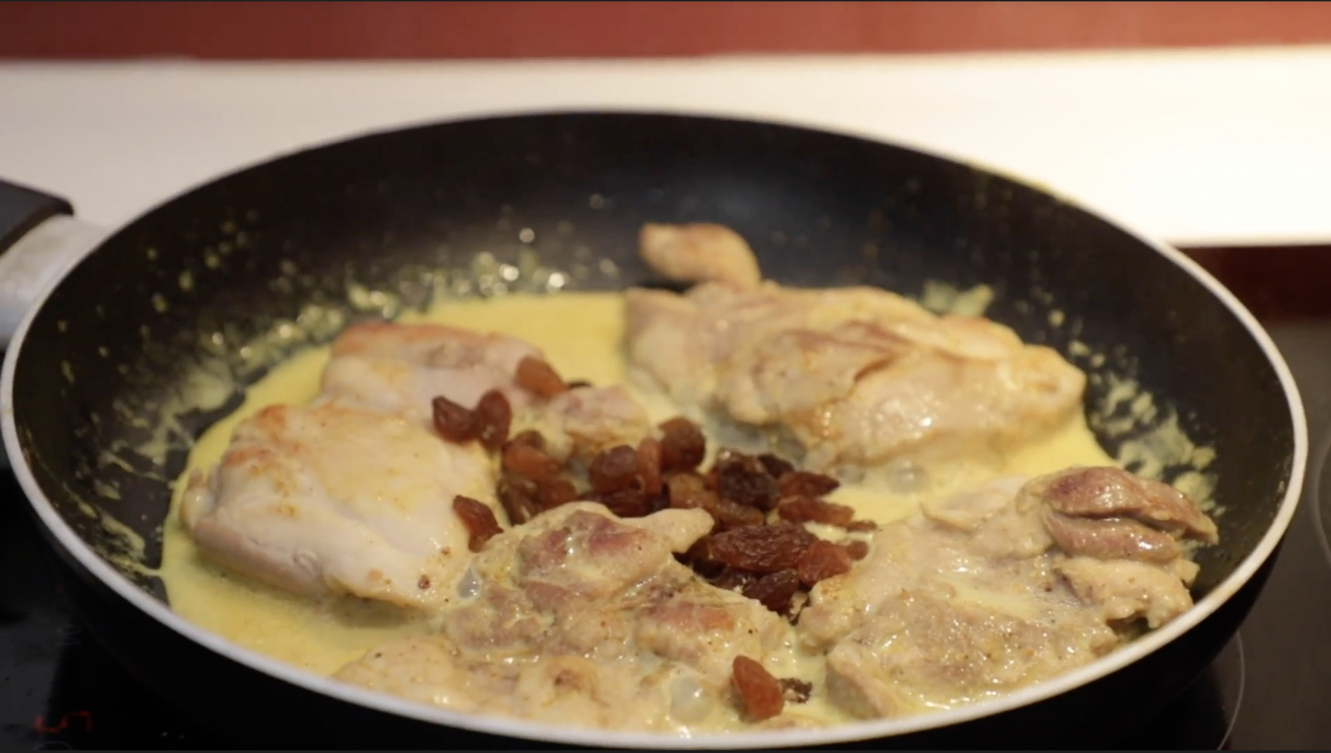 elaboración receta hiperproteica pollo con curry y pasas