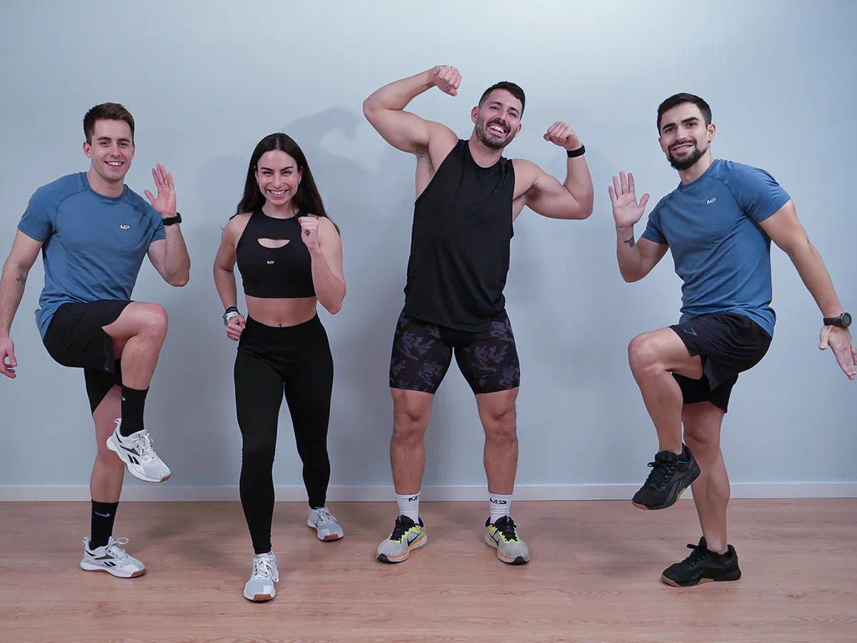 El equipo de Fuertafit posando con energía en la sala de entrenamiento