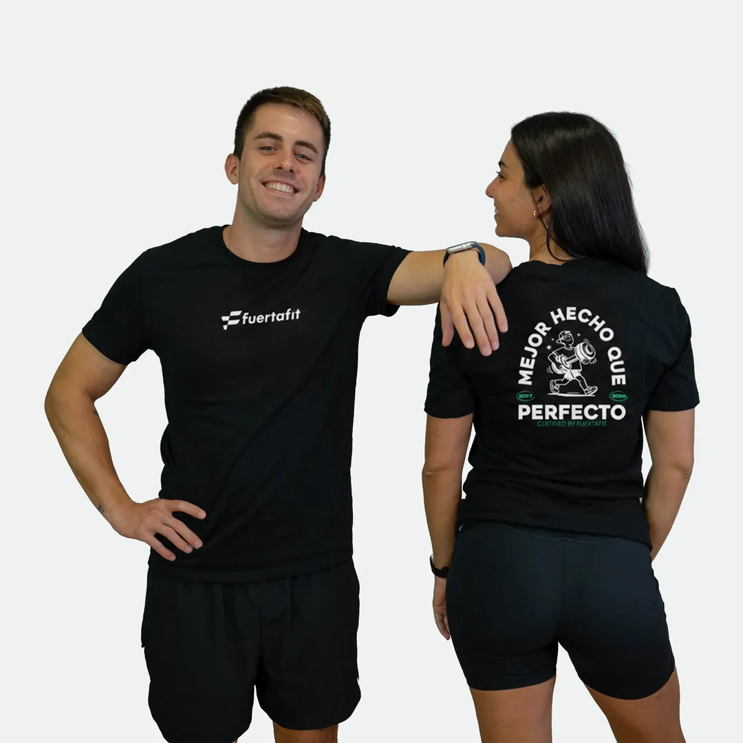 Dos entrenadores de Fuertafit con la camiseta negra Mejor hecho que perfecto ilustrada: él de frente y ella de espaldas